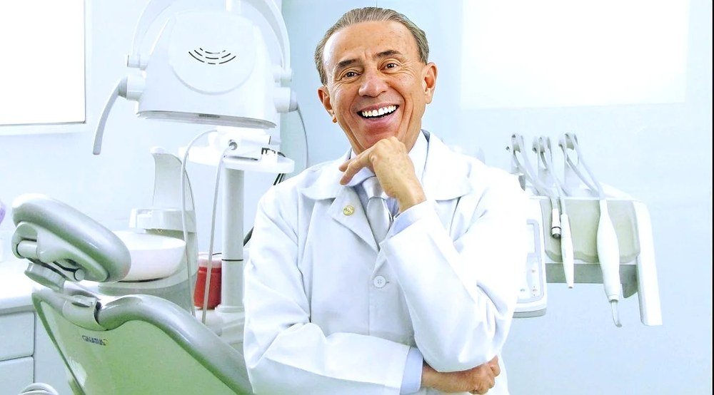Prof. Dr. Carlos Chaparro en su clínica