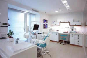 Equipo de ortodoncia moderno en consultorio dental