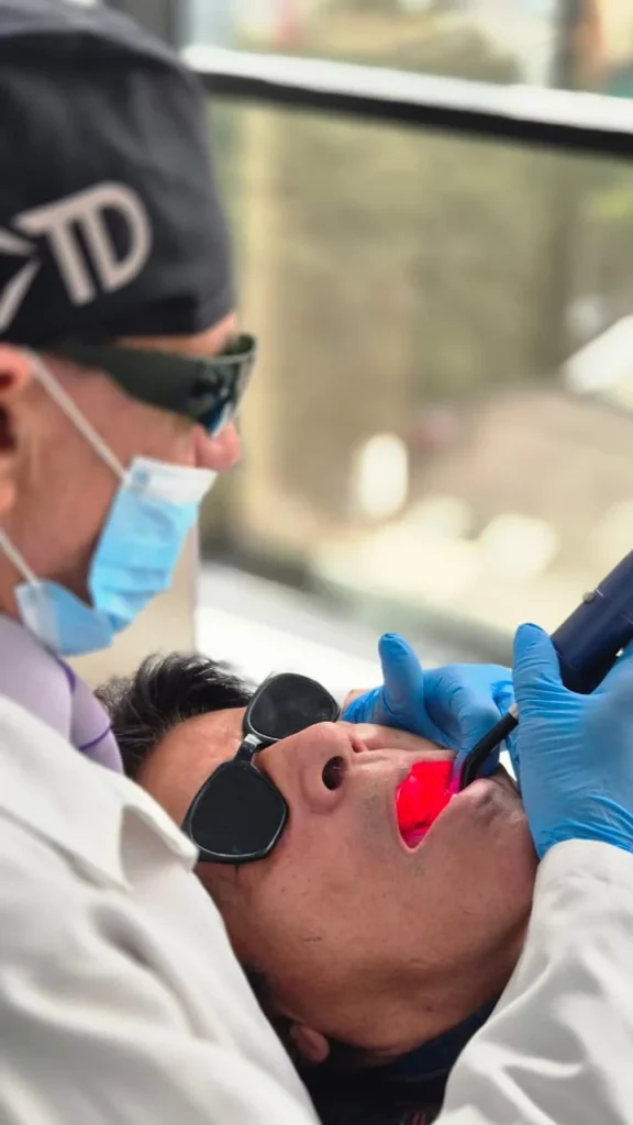 Prof. Dr. Carlos Chaparro aplicando tratamiento de ortodoncia en paciente - Bogotá